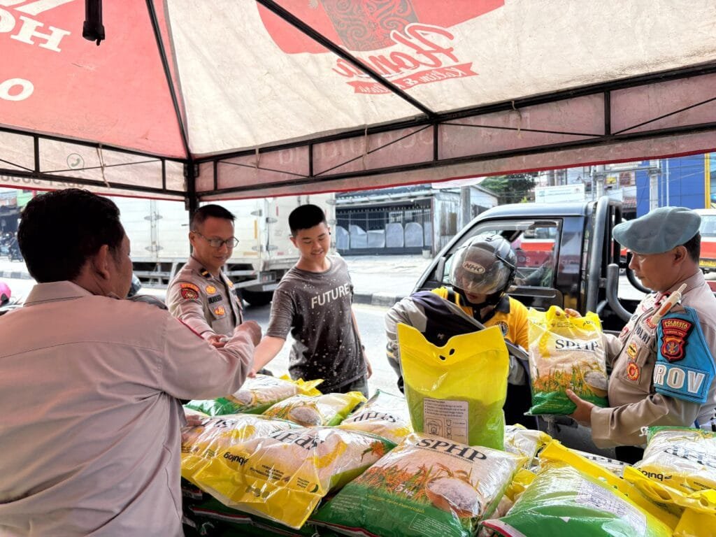 WhatsApp Image 2025 09 25 at 07.32.56 Samapta Polresta Balikpapan Salurkan 300 Sak Beras Murah dalam Sehari PROKALTIM