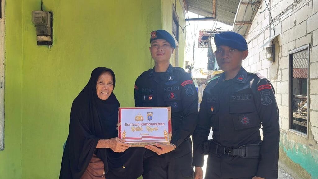WhatsApp Image 2025 09 26 at 22.39.30 Batalyon A Brimob Kaltim Gelar Jumat Berkah, Bagikan Sembako ke Warga Balikpapan PROKALTIM