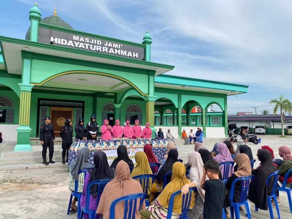 WhatsApp Image 2025 09 27 at 12.44.08 Bhayangkari dan Polwan Brimob Kaltim Berbagi 100 Karung Beras untuk Warga Balikpapan Timur PROKALTIM
