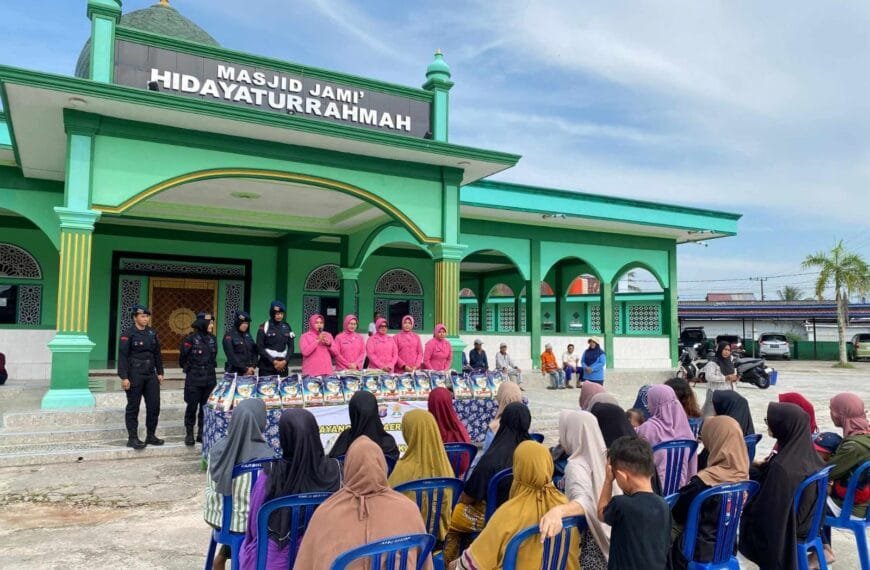 Bhayangkari dan Polwan Brimob Kaltim Berbagi 100 Karung&hellip;