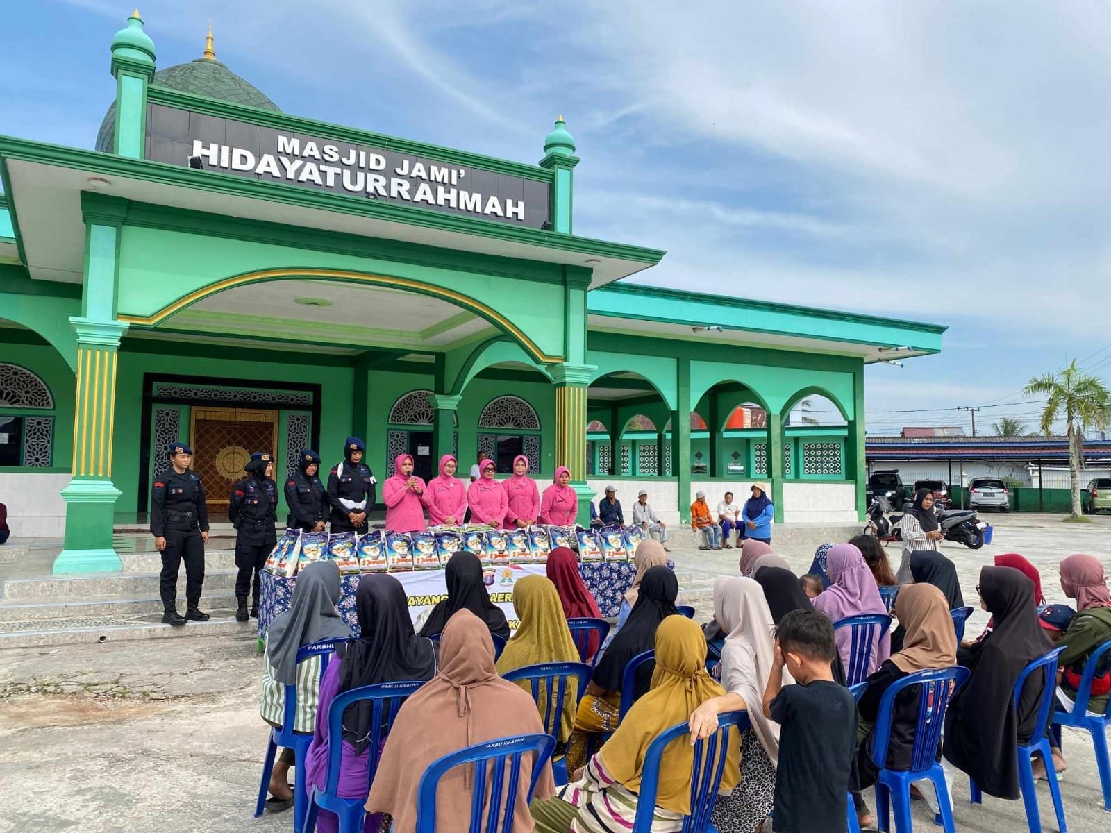 WhatsApp Image 2025 09 27 at 12.44.08 Bhayangkari dan Polwan Brimob Kaltim Berbagi 100 Karung Beras untuk Warga Balikpapan Timur PROKALTIM