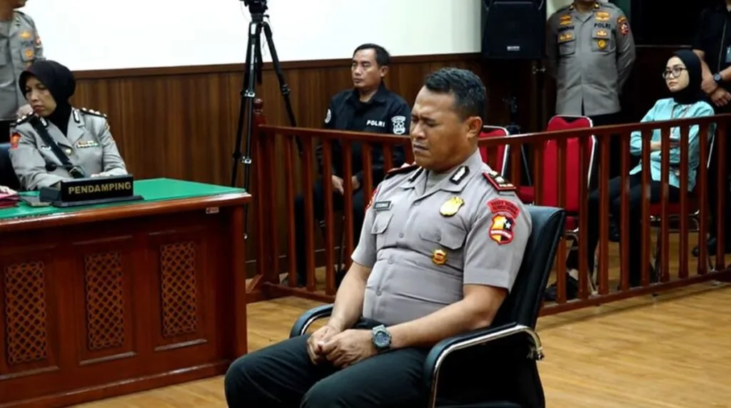 kompol kosmas k gae 1756902060451 169 Polri Pecat Kompol Kosmas Buntut Kematian Affan Kurniawan Dilindas Rantis PROKALTIM
