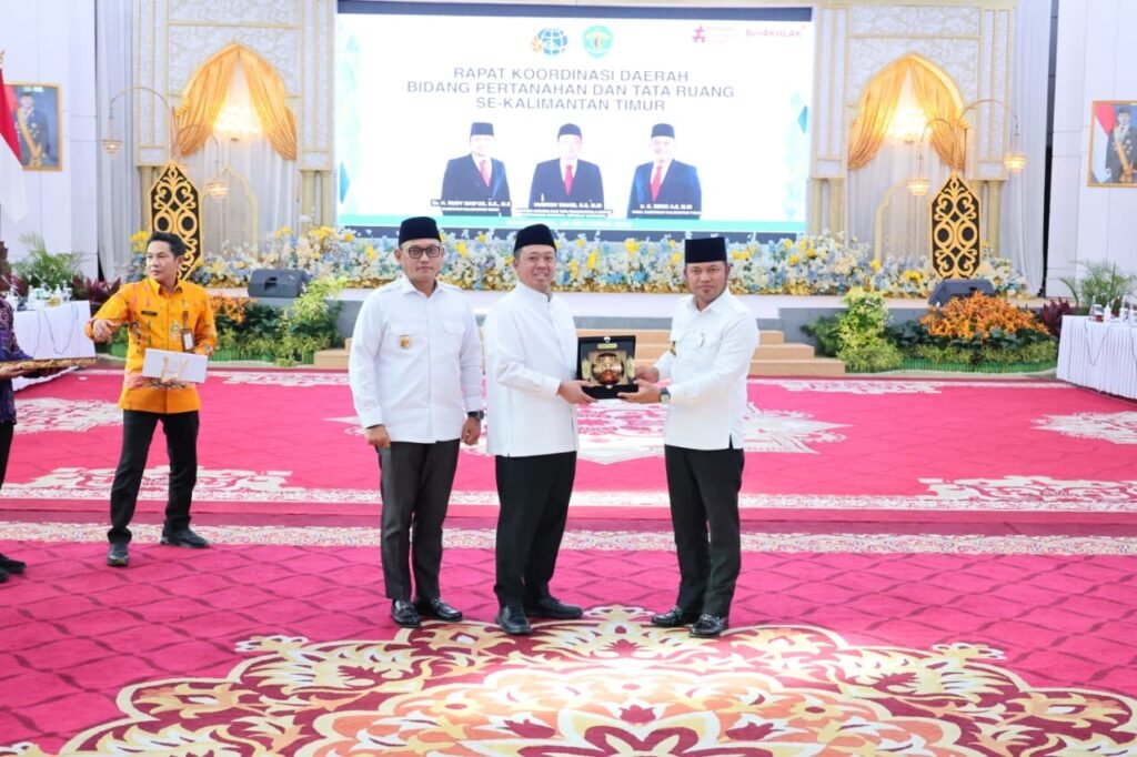 WhatsApp Image 2025 10 25 at 14.42.14 Rapatkan Barisan Kepala Daerah Se-Kaltim, Menteri Nusron: Solusi Penyelesaian Masalah Pertanahan Harus Berbasis Kemanusiaan PROKALTIM