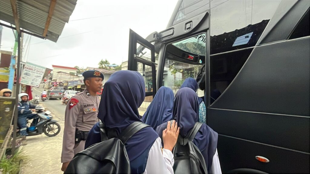 WhatsApp Image 2025 11 12 at 10.32.38 Bus Sekolah Gratis Batalyon A Brimob Kaltim Terus Jadi Andalan Warga Balikpapan PROKALTIM