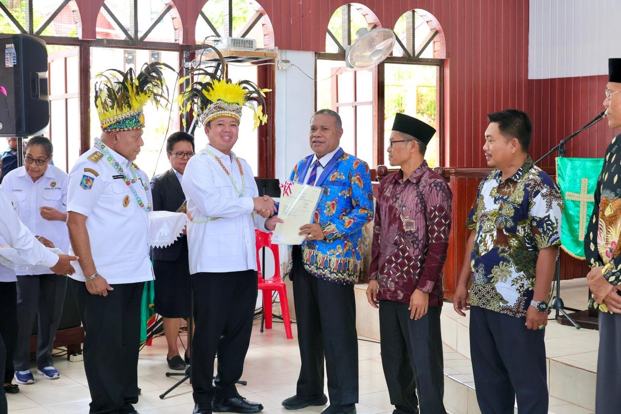 WhatsApp Image 2025 11 19 at 18.32.20 Menteri Nusron Serahkan Sertipikat di Papua: Era Presiden Prabowo Semua Tempat Ibadah Harus Disertipikatkan Tanpa Pengecualian PROKALTIM