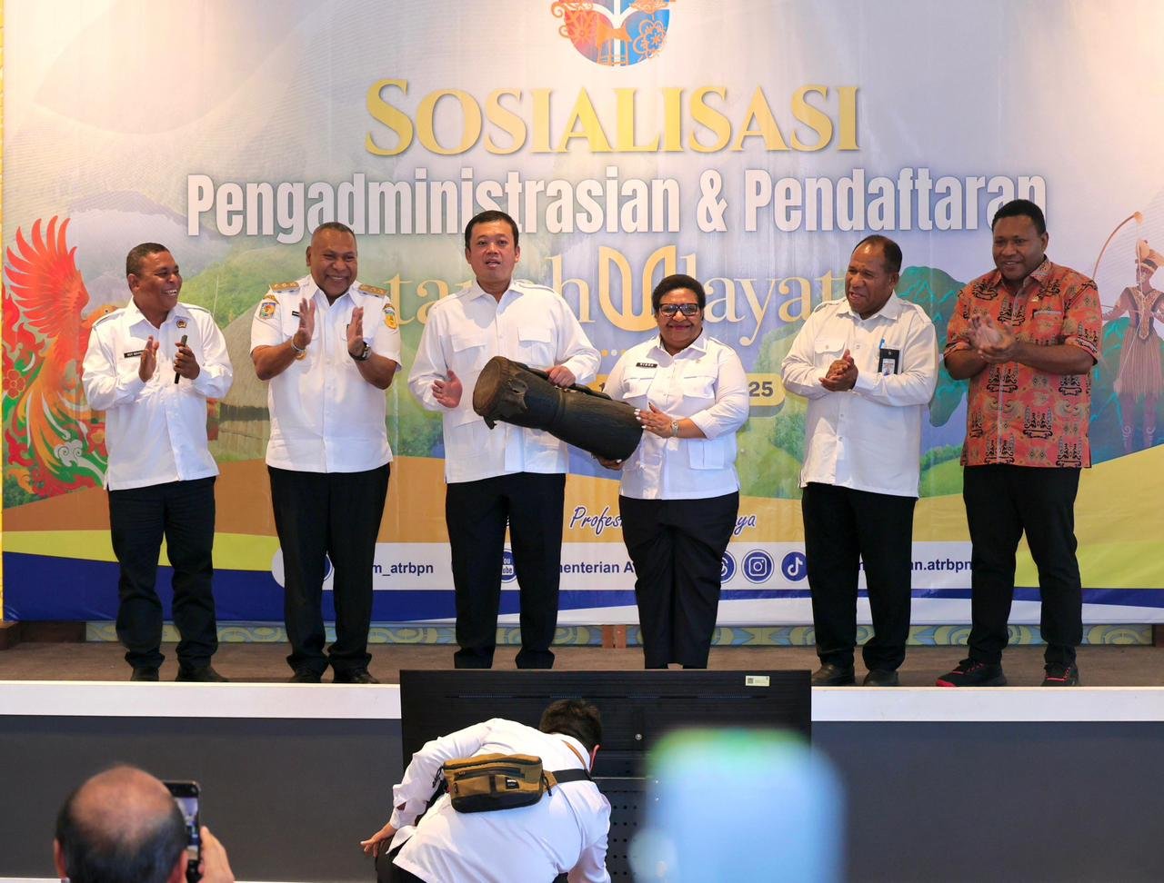 Menteri Nusron: Harmonisasi Hukum Adat dan Pertanahan Melalui Sertipikasi Tanah Ulayat di Papua PROKALTIM 1 WhatsApp Image 2025 11 21 at 14.59.26 Menteri Nusron: Harmonisasi Hukum Adat dan Pertanahan Melalui Sertipikasi Tanah Ulayat di Papua PROKALTIM