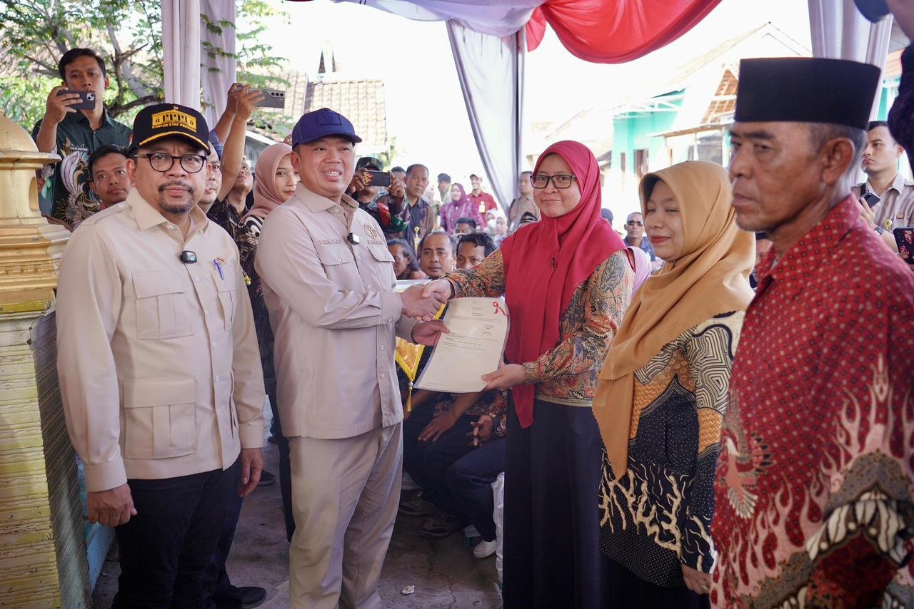 Menteri Nusron Serahkan 546 Sertipikat Hasil Konsolidasi Tanah di Jawa Tengah, Permukiman Warga Makin Bernilai dan Terjamin PROKALTIM 1 WhatsApp Image 2025 12 03 at 08.59.37 Menteri Nusron Serahkan 546 Sertipikat Hasil Konsolidasi Tanah di Jawa Tengah, Permukiman Warga Makin Bernilai dan Terjamin PROKALTIM