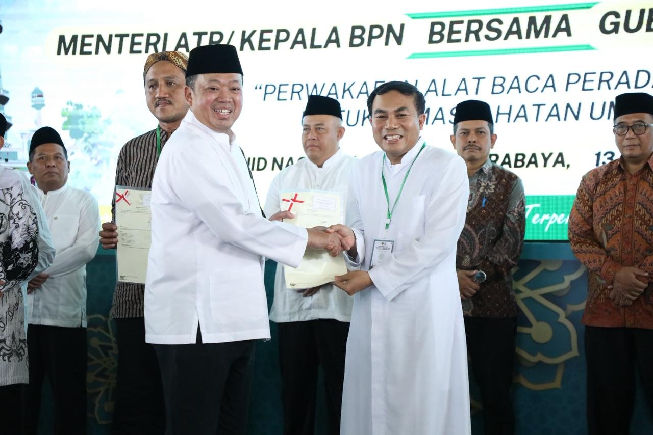 WhatsApp Image 2025 12 14 at 10.47.52 Jelang Natal, Romo Wahyu Terima Sertipikat untuk Gereja Katolik Fransiskus Asisi sebagai Kado Natal bagi Umat PROKALTIM