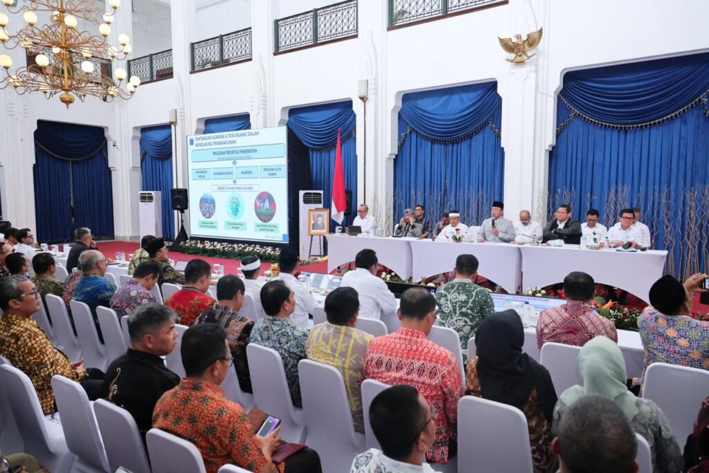 WhatsApp Image 2025 12 18 at 17.39.42 Jalankan Amanat Perpres 12/2025, Menteri Nusron Minta Pemerintah Daerah di Jawa Barat Lakukan Revisi Rencana Tata Ruang PROKALTIM