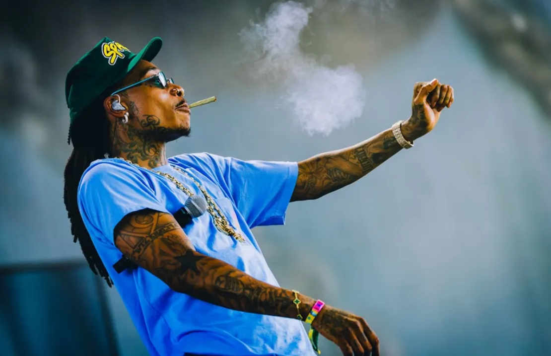 Wiz Khalifa Isap Ganja Saat Konser Isap Ganja di Atas Panggung, Wiz Khalifa Terancam Dipenjara PROKALTIM