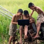 Pemerintah Provinsi Kalimantan Timur melalui program Gratispol Internet Desa berhasil menghadirkan akses internet di seluruh 50 desa Kabupaten Mahakam Ulu. Program ini mendukung pelayanan publik dan akses digital masyarakat di wilayah perbatasan dan pedalaman, meski masih diperlukan peningkatan stabilitas jaringan dan literasi digital warga.