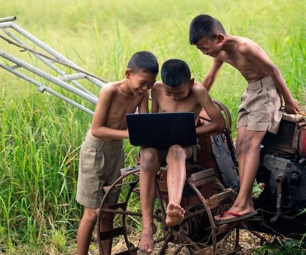 Pemerintah Provinsi Kalimantan Timur melalui program Gratispol Internet Desa berhasil menghadirkan akses internet di seluruh 50 desa Kabupaten Mahakam Ulu. Program ini mendukung pelayanan publik dan akses digital masyarakat di wilayah perbatasan dan pedalaman, meski masih diperlukan peningkatan stabilitas jaringan dan literasi digital warga.