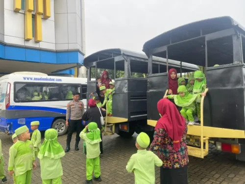 Satsamapta Polres Kutai Barat dampingi kunjungan anak TK secara humanis dan edukatif Satsamapta Polres Kutai Barat dampingi kunjungan anak TK secara humanis dan edukatif PROKALTIM