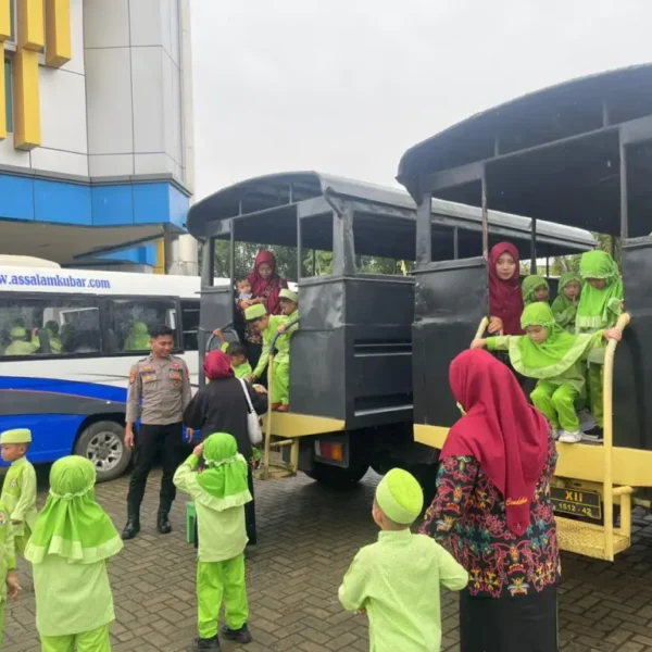 Satsamapta Polres Kutai Barat dampingi kunjungan anak TK&hellip;