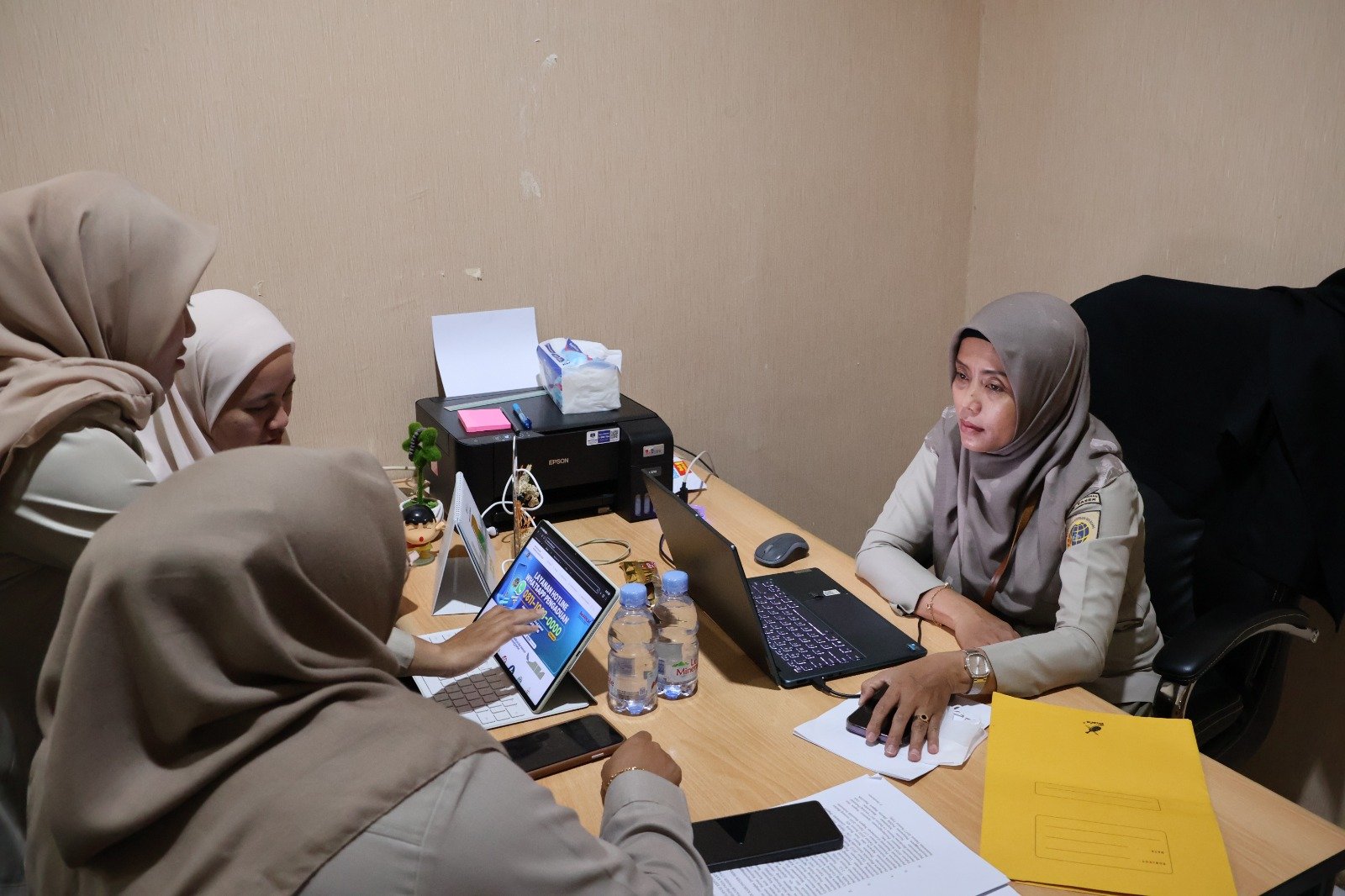 Kantor Wilayah BPN KALTIM laksanakan Evaluasi dan Pemantauan Layanan Umum dan Kehumasan di Kantor Pertanahan Kab. Penajam Paser Utara PROKALTIM 1 WhatsApp Image 2026 01 13 at 14.05.00 Kantor Wilayah BPN KALTIM laksanakan Evaluasi dan Pemantauan Layanan Umum dan Kehumasan di Kantor Pertanahan Kab. Penajam Paser Utara PROKALTIM