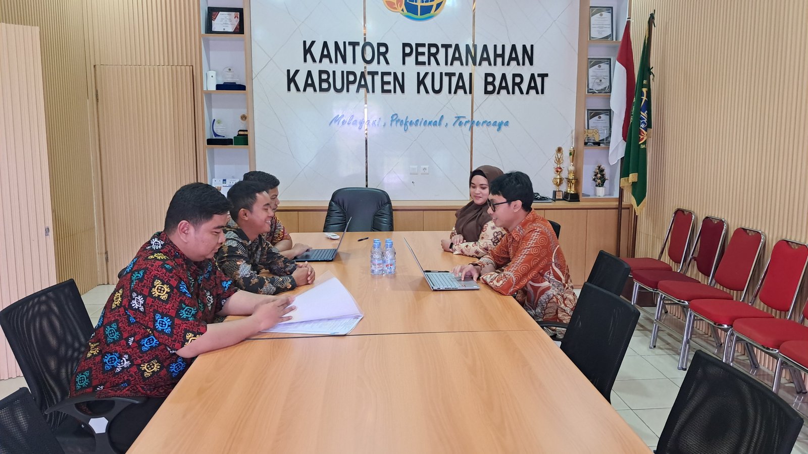 WhatsApp Image 2026 01 29 at 22.45.21 Dorong Mutu Pelayanan, Kanwil BPN Provinsi Kaltim Lakukan Evaluasi dan Pemantauan Layanan Umum serta Humas di Kantor Pertanahan Kabupaten Kutai Barat PROKALTIM