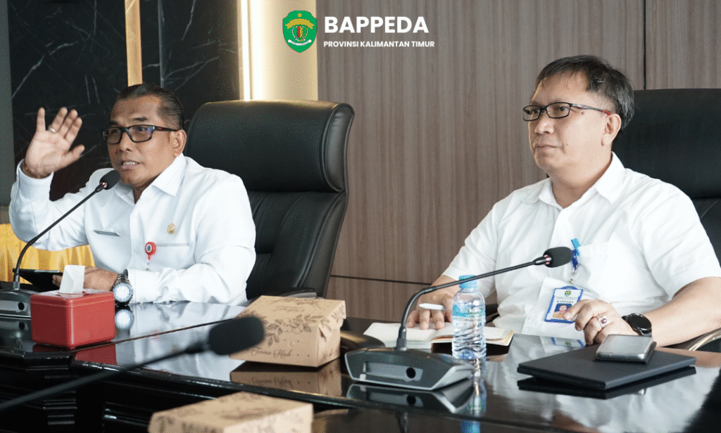 Rapat koordinasi evaluasi kinerja Bappeda Kalimantan Timur tahun 2025 yang membahas arah perencanaan pembangunan daerah dan persiapan RKPD 2027