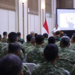 Mentan Amran libatkan TNI percepat kontrak cetak sawah 101 ribu hektare demi penguatan swasembada pangan nasional.