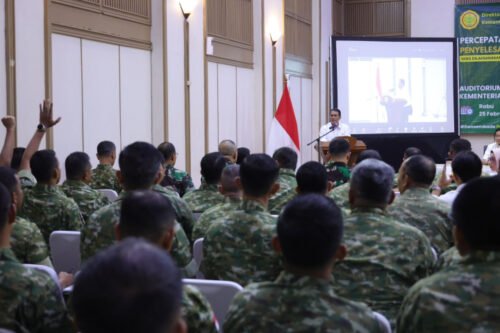 Pangan Mendesak, Mentan Amran Libatkan TNI Kejar Target 101 Ribu Hektare PROKALTIM 7 Mentan Amran libatkan TNI percepat kontrak cetak sawah 101 ribu hektare demi penguatan swasembada pangan nasional.