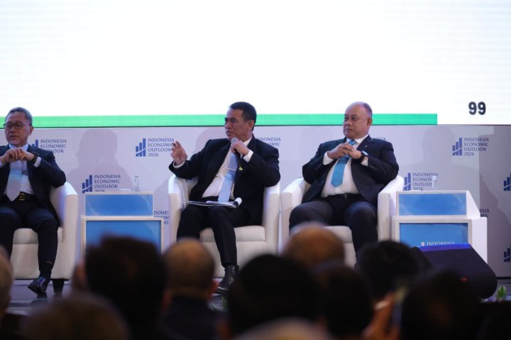 Mentan Andi Amran Sulaiman paparkan strategi swasembada melalui deregulasi 500 aturan dan modernisasi pertanian nasional.