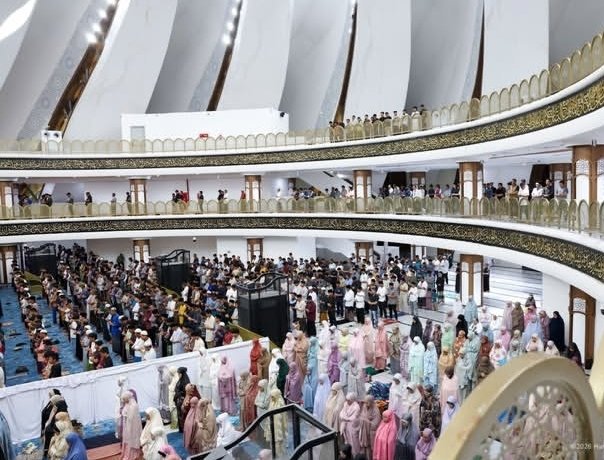 solat tarawih diasjid negara IKN Tarawih Perdana di IKN Dipadati Ribuan Jamaah, Masjid Negara Jadi Pusat Spiritual PROKALTIM