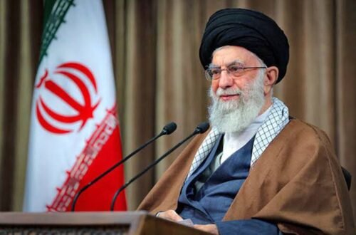 20260301 194356 Iran Berduka, Ayatollah Ali Khamenei Wafat Setelah Serangan di Teheran, Ribuan Warga Ikuti Salat Jenazah PROKALTIM