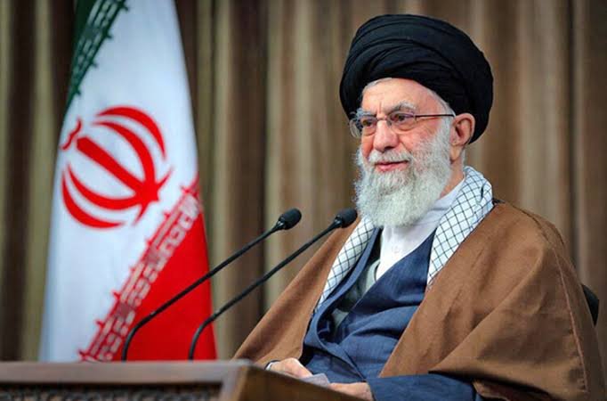 20260301 194356 Iran Berduka, Ayatollah Ali Khamenei Wafat Setelah Serangan di Teheran, Ribuan Warga Ikuti Salat Jenazah PROKALTIM