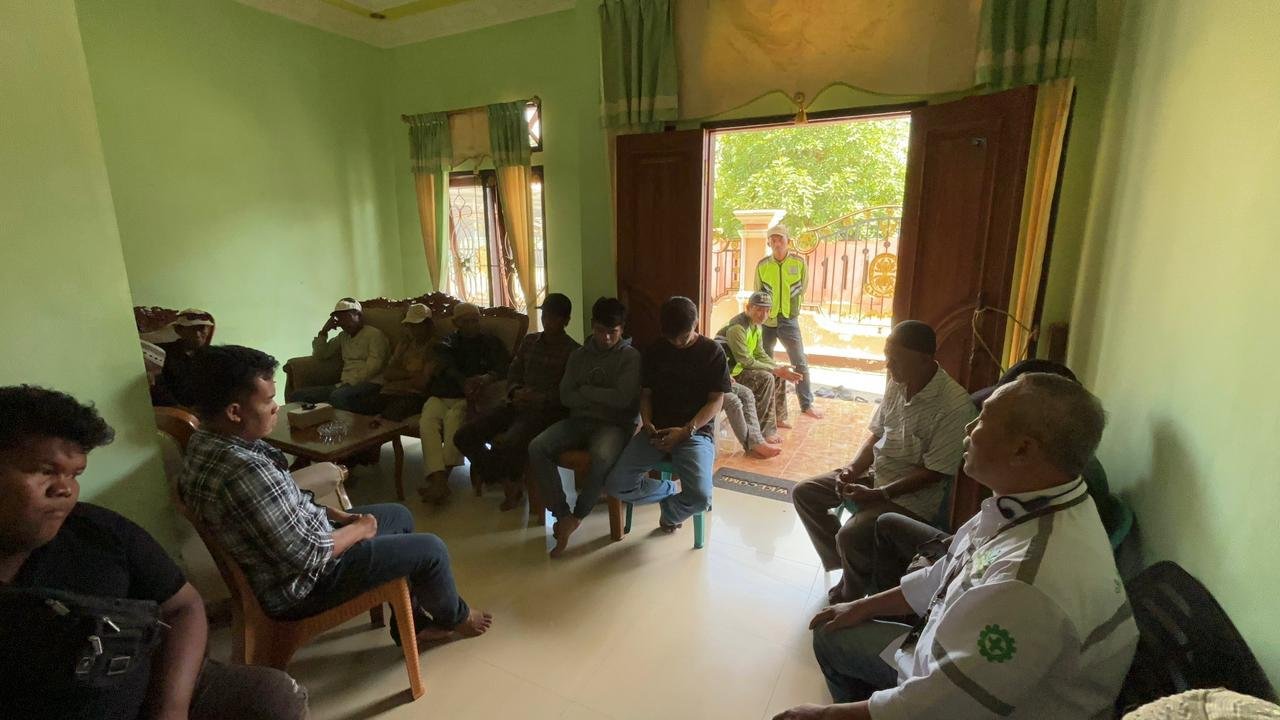 Warga Muara Jawa mendatangi kantor PT BPEP menuntut operasional tambang kembali berjalan setelah aktivitas berhenti akibat izin RKAB belum disetujui.