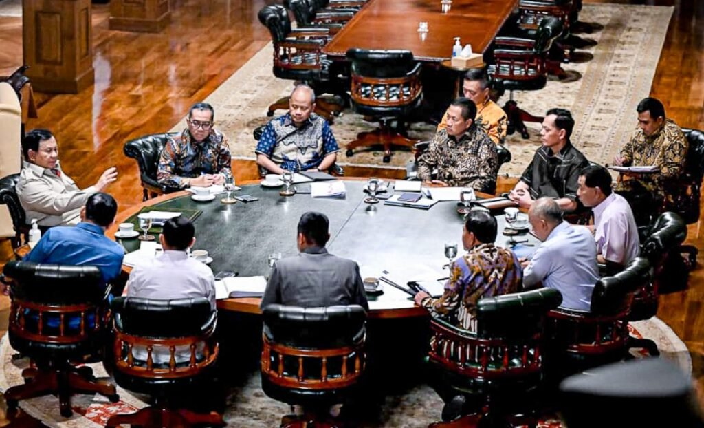 Presiden Prabowo Subianto memimpin lima rapat kabinet di Hambalang membahas pembangunan kampus STEM, geopolitik global, dan kesiapan mudik Lebaran.