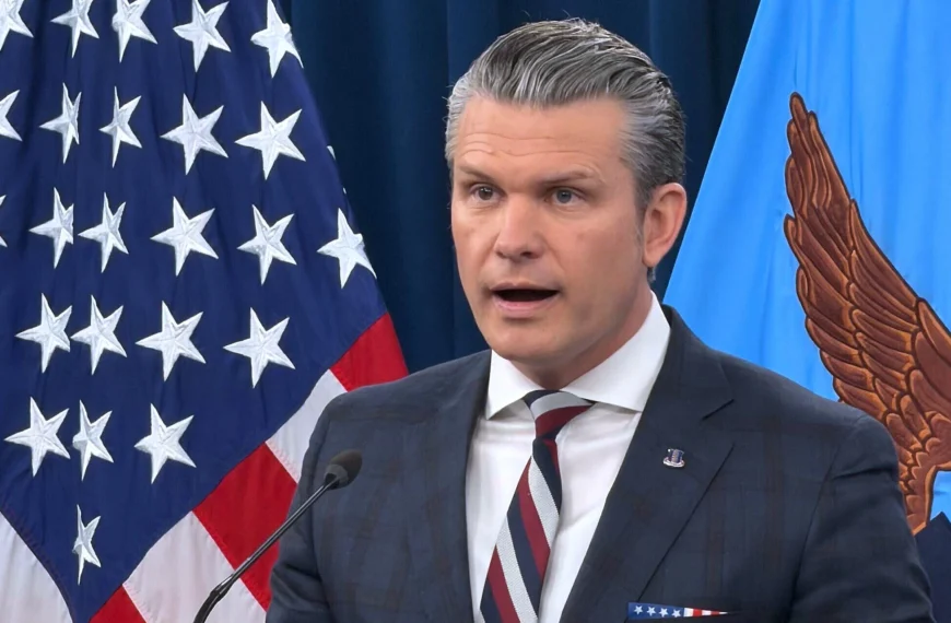 Menteri Pertahanan AS Pitt Hexet memberikan keterangan pers di depan mikrofon terkait investigasi operasi militer di Iran yang memicu mosi pemakzulan oleh anggota DPR Amerika Serikat di Washington D.C.