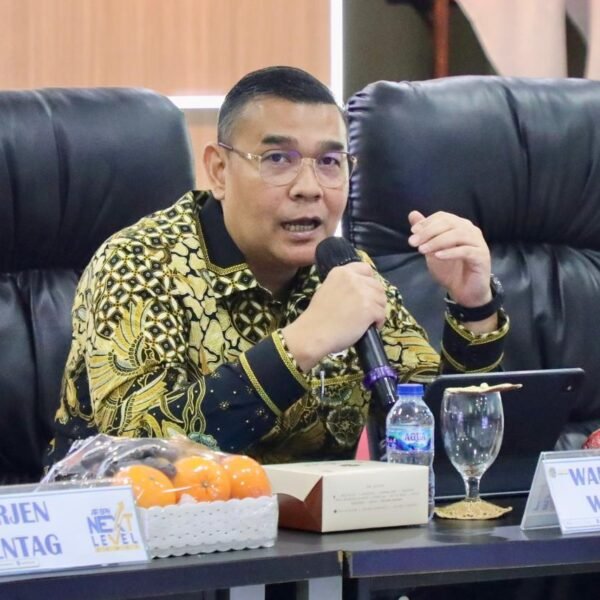Wamen Ossy Soroti Pentingnya Komitmen dalam Pelayanan Publik&hellip;