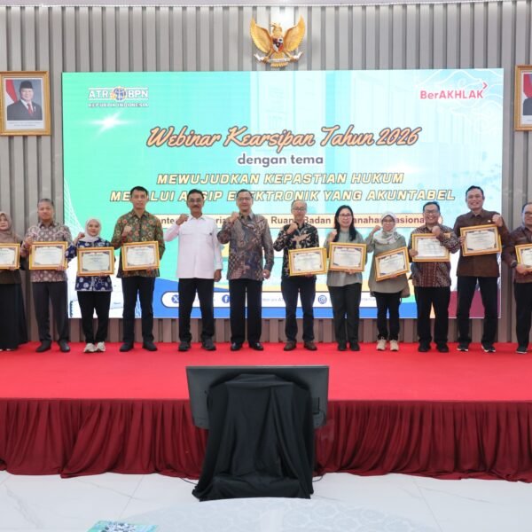 Bangun Motivasi Jajaran, Sekjen Kementerian ATR/BPN Beri Penghargaan&hellip;