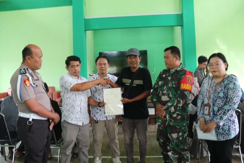 WhatsApp Image 2026 05 11 at 09.27.28 Masyarakat Transmigrasi Suliliran Terima Sertipikat Tanah Melalui Program PTSL 2025 PROKALTIM