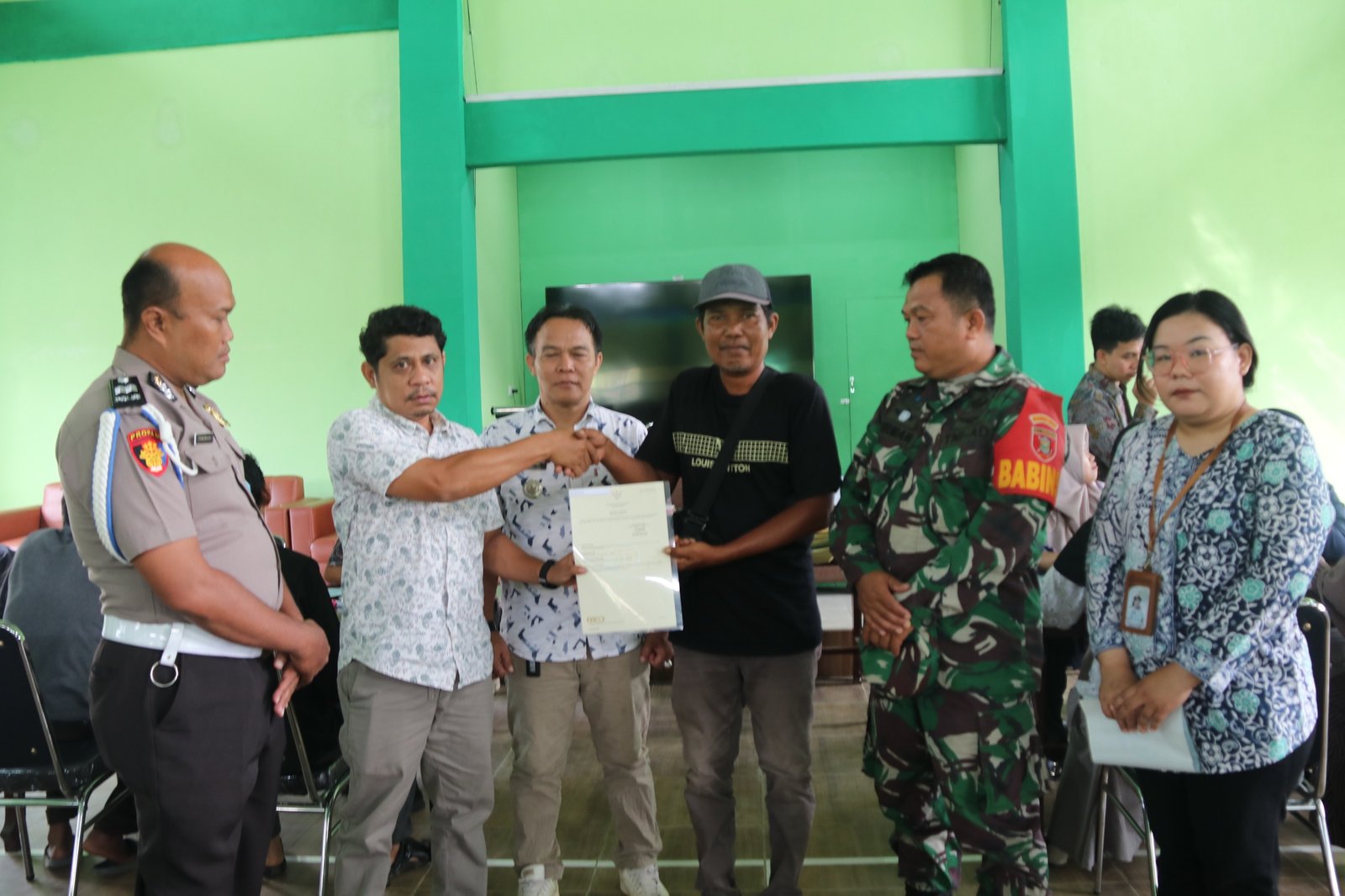 WhatsApp Image 2026 05 11 at 09.27.28 Masyarakat Transmigrasi Suliliran Terima Sertipikat Tanah Melalui Program PTSL 2025 PROKALTIM