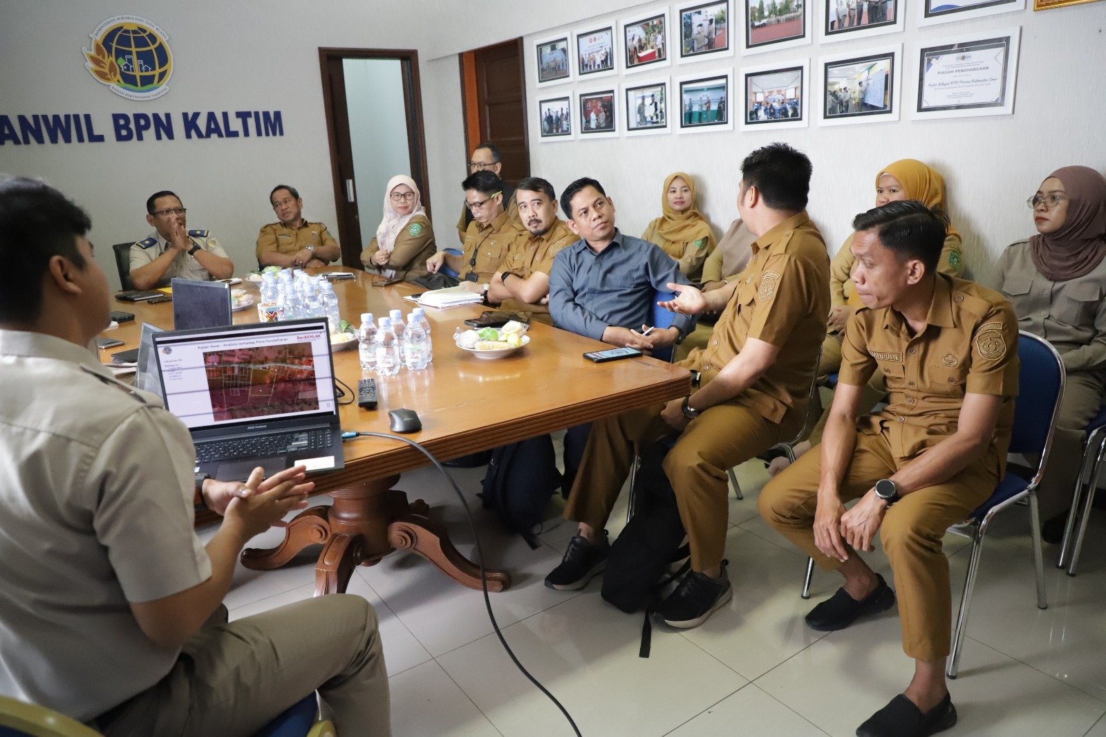 Kanwil BPN Provinsi Kaltim Gelar Rakor Potensi Lokasi Materi Teknis Konsolidasi Tanah dan Inventarisasi Potensi Pengembangan Pertanahan PROKALTIM 1 WhatsApp Image 2026 05 12 at 09.26.18 Kanwil BPN Provinsi Kaltim Gelar Rakor Potensi Lokasi Materi Teknis Konsolidasi Tanah dan Inventarisasi Potensi Pengembangan Pertanahan PROKALTIM