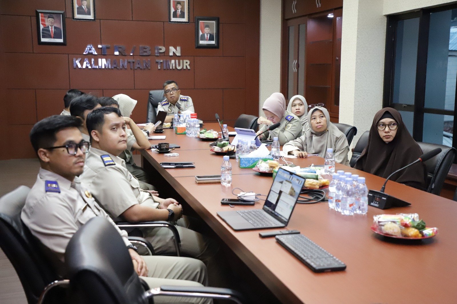Tingkatkan Kesamaan Persepsi Penanganan Hukum di Bidang Pertanahan, Kanwil BPN Provinsi Kaltim Ikuti Rapat Secara Daring Bersama Sekretariat Jenderal Kementerian ATR/BPN PROKALTIM 1 WhatsApp Image 2026 05 13 at 08.45.02 Tingkatkan Kesamaan Persepsi Penanganan Hukum di Bidang Pertanahan, Kanwil BPN Provinsi Kaltim Ikuti Rapat Secara Daring Bersama Sekretariat Jenderal Kementerian ATR/BPN PROKALTIM