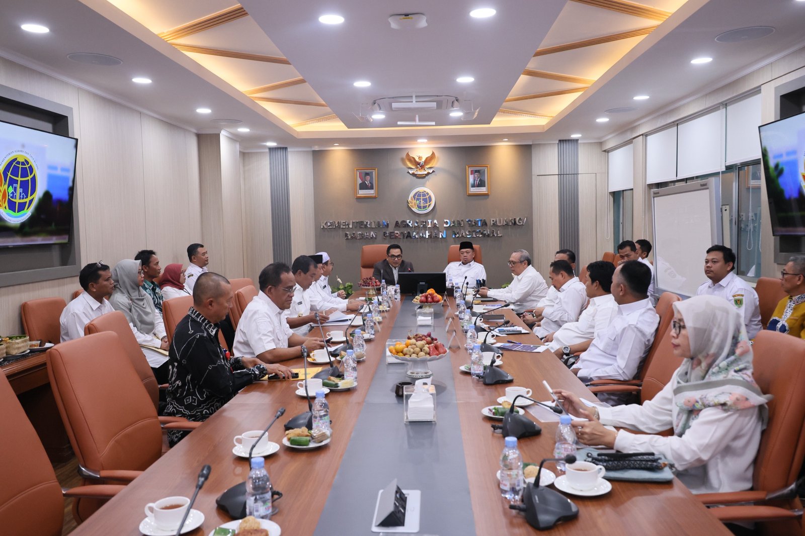 Rakor Bersama para Kepala Daerah di Kalsel, Menteri Nusron: Penentuan Lokasi LP2B Menjadi Kewenangan Daerah PROKALTIM 1 WhatsApp Image 2026 05 14 at 10.38.48 Rakor Bersama para Kepala Daerah di Kalsel, Menteri Nusron: Penentuan Lokasi LP2B Menjadi Kewenangan Daerah PROKALTIM
