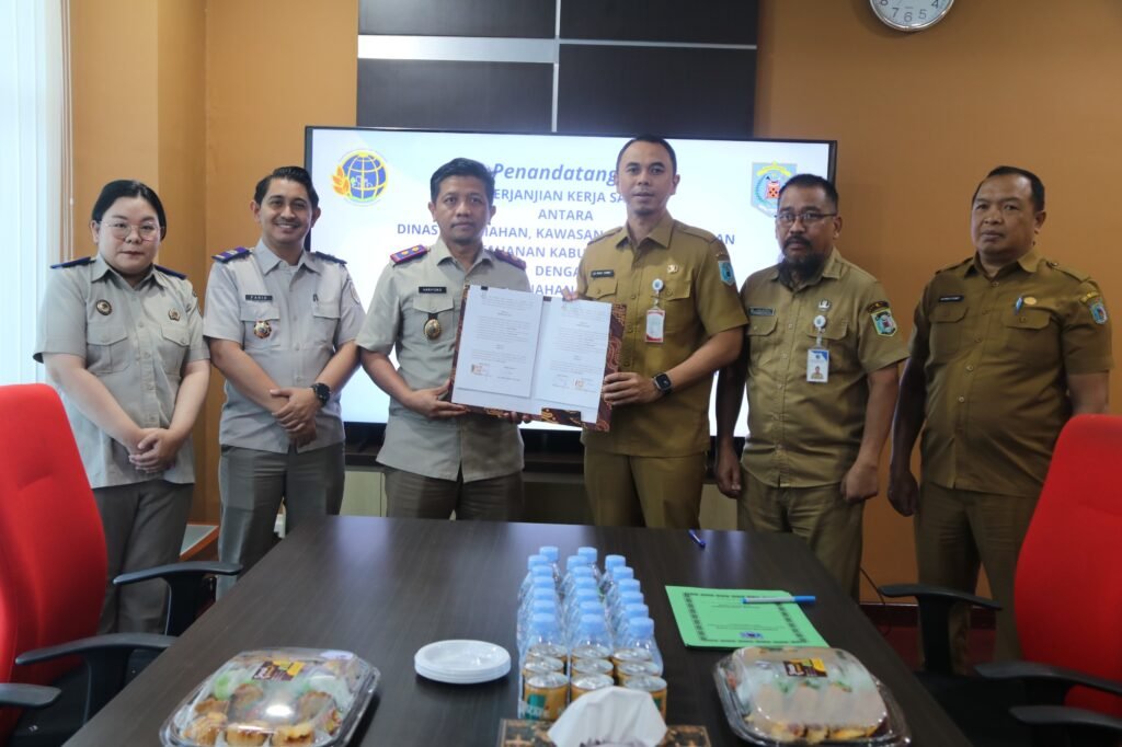 WhatsApp Image 2026 05 20 at 16.00.04 Kantor Pertanahan Kabupaten Paser dan Disperkimtan Kabupaten Paser Tandatangani Perjanjian Kerja Sama Percepatan Sertifikasi Tanah PROKALTIM
