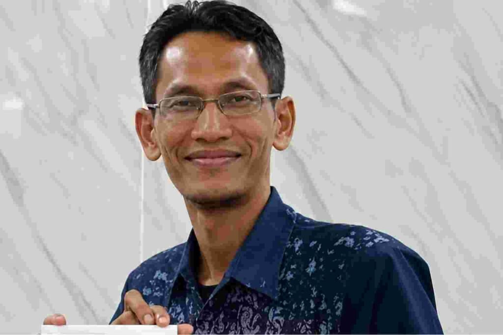 Pers Kaltim Diguncang Era Digital, Ketua SPS Baru Singgung Tsunami Misinformasi dan Krisis Media PROKALTIM 2 Ketua SPS Kaltim Ajid Kurniawan menyoroti krisis industri pers akibat transformasi digital dan tsunami misinformasi saat pengukuhan pengurus baru SPS Kaltim 2025-2029 di Balikpapan.