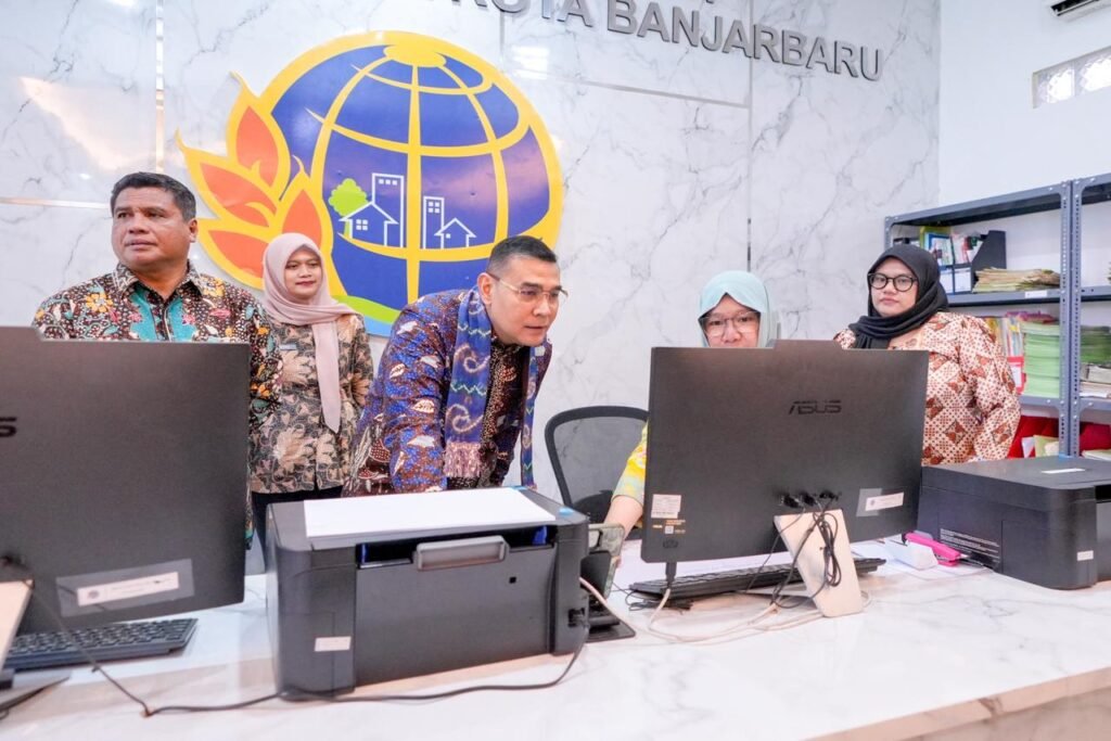 Tinjau PELATARAN di Kantah Kota Banjarbaru, Wamen Ossy: Hindari Masyarakat Menunggu Terlalu Lama di Loket PROKALTIM 1 WhatsApp Image 2026 06 01 at 09.22.03 Tinjau PELATARAN di Kantah Kota Banjarbaru, Wamen Ossy: Hindari Masyarakat Menunggu Terlalu Lama di Loket PROKALTIM