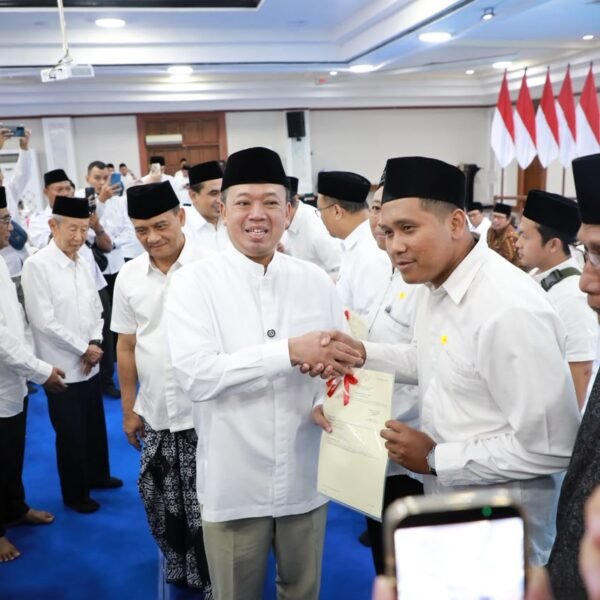 Serahkan 243 Sertipikat Tanah Wakaf di Jawa Tengah,&hellip;