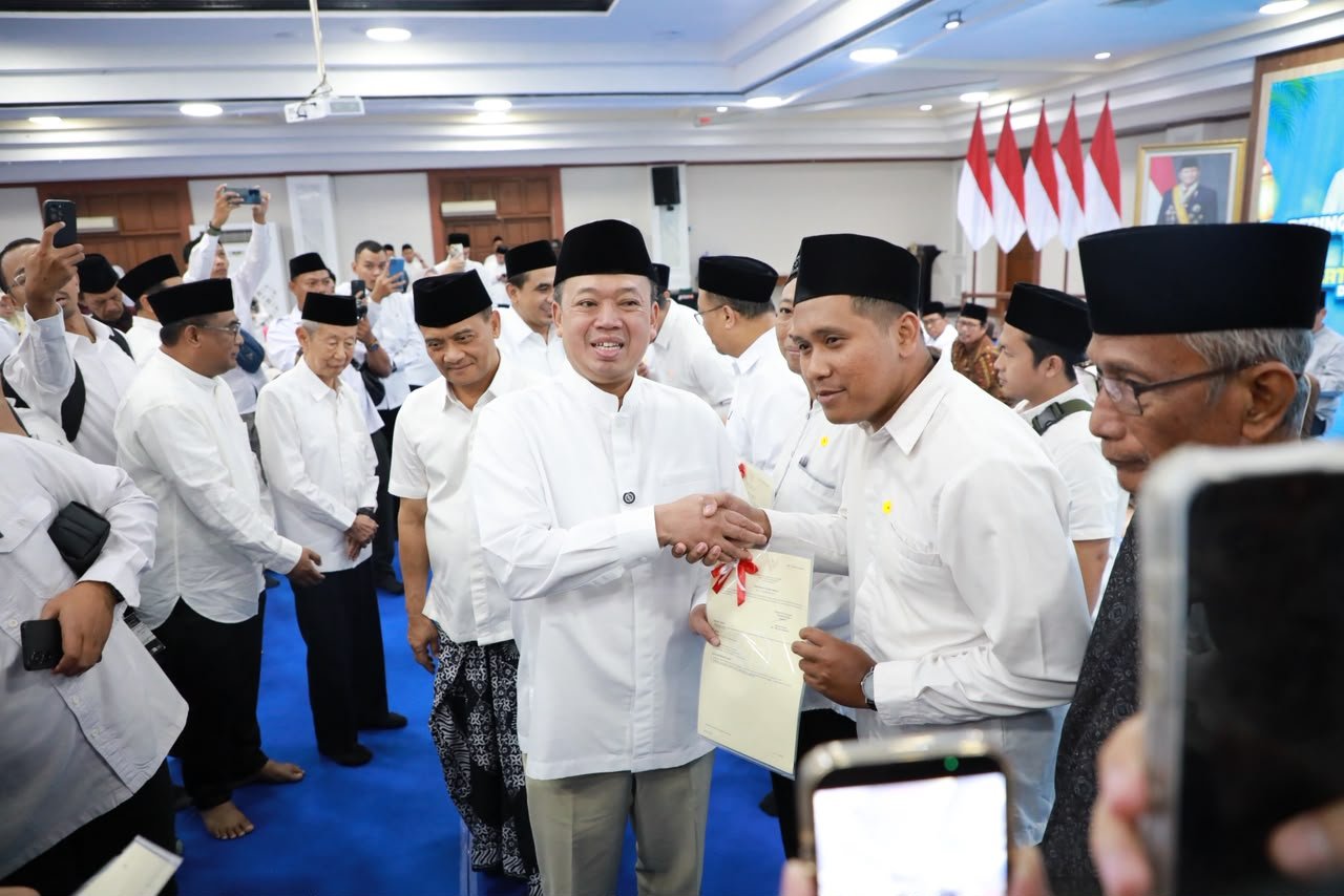 Serahkan 243 Sertipikat Tanah Wakaf di Jawa Tengah, Menteri Nusron: Bagian dari Program Prioritas Nasional Selesaikan Kepastian Hukum Aset Umat PROKALTIM 1 WhatsApp Image 2026 06 16 at 20.06.17 Serahkan 243 Sertipikat Tanah Wakaf di Jawa Tengah, Menteri Nusron: Bagian dari Program Prioritas Nasional Selesaikan Kepastian Hukum Aset Umat PROKALTIM