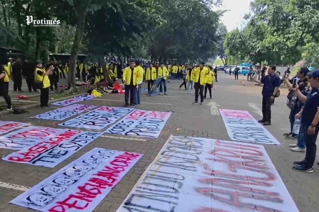 Demo BEM UI Kepung DPR Hari Ini, Soroti Pemborosan APBN dan Desak Evaluasi MBG PROKALTIM 3 demo bem ui 2 Demo BEM UI Kepung DPR Hari Ini, Soroti Pemborosan APBN dan Desak Evaluasi MBG PROKALTIM
