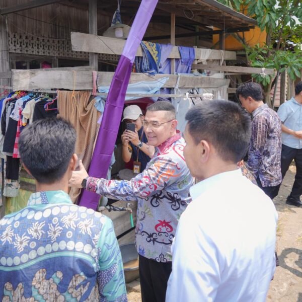 Wamen Ossy Serahkan Sertipikat bagi MBR di Kalsel,&hellip;