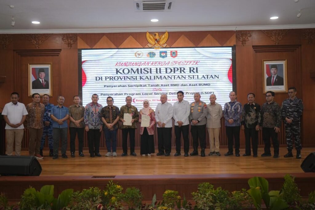 Serahkan Sertipikat Aset BMD dan BUMD Pemprov Kalsel, Wamen Ossy: Perkuat Kepastian Hukum Aset Daerah PROKALTIM 1 WhatsApp Image 2026 09 03 at 14.38.22 Serahkan Sertipikat Aset BMD dan BUMD Pemprov Kalsel, Wamen Ossy: Perkuat Kepastian Hukum Aset Daerah PROKALTIM