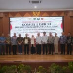 Serahkan Sertipikat Aset BMD dan BUMD Pemprov Kalsel, Wamen Ossy: Perkuat Kepastian Hukum Aset Daerah