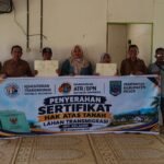 Kantor Pertanahan Kabupaten Paser Serahkan 110 Sertipikat Transmigrasi di Desa Kladen