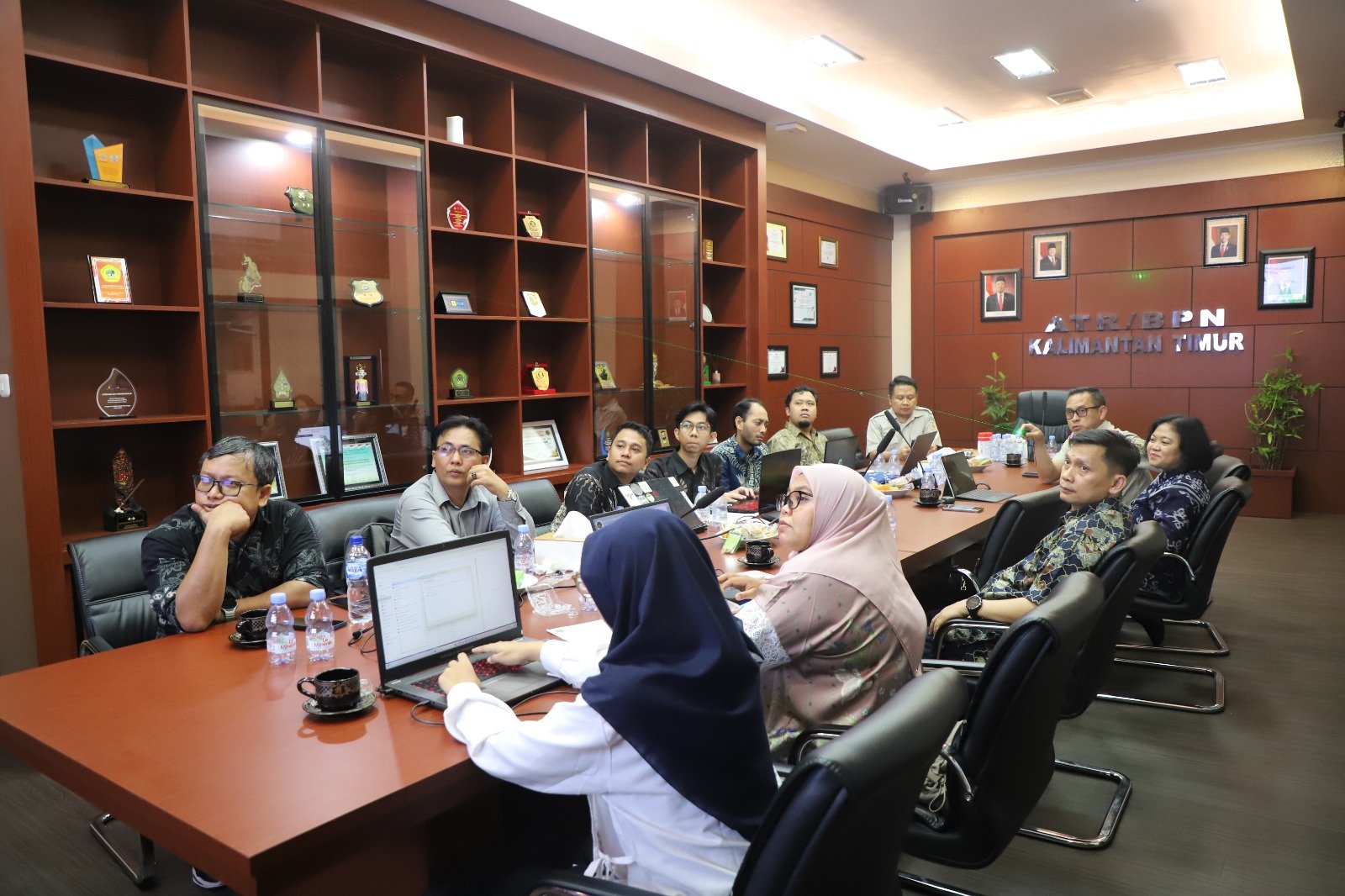 Persiapan Pembuatan Peta ZNT di Empat Kabupaten, Kakanwil BPN Provinsi Kaltim Hadiri Koordinasi ILASPP PROKALTIM 1 WhatsApp Image 2026 09 21 at 20.08.00 Persiapan Pembuatan Peta ZNT di Empat Kabupaten, Kakanwil BPN Provinsi Kaltim Hadiri Koordinasi ILASPP PROKALTIM