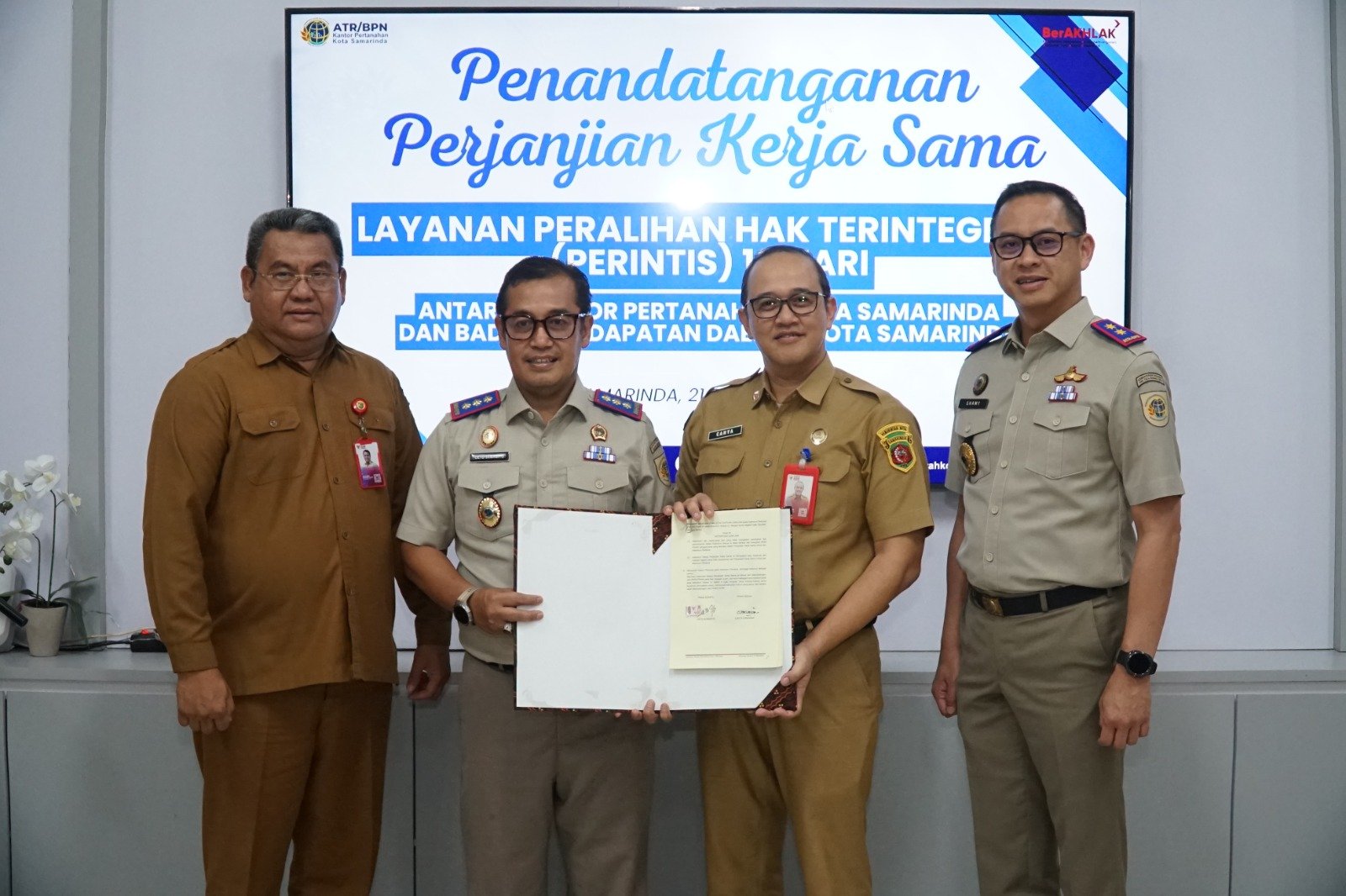 Kakanwil BPN Provinsi Kaltim Penandatanganan PKS PERINTIS 10 Hari, Dukung Integrasi Layanan Peralihan Hak di Kota Samarinda PROKALTIM 1 WhatsApp Image 2026 09 21 at 20.08.03 Kakanwil BPN Provinsi Kaltim Penandatanganan PKS PERINTIS 10 Hari, Dukung Integrasi Layanan Peralihan Hak di Kota Samarinda PROKALTIM