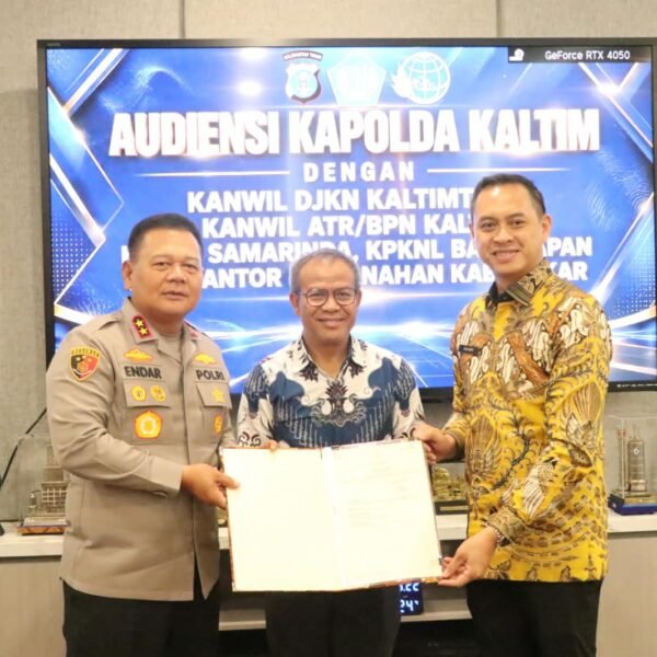 Kakanwil BPN Provinsi Kalimantan Timur Serahkan Sertipikat Tanah&hellip;